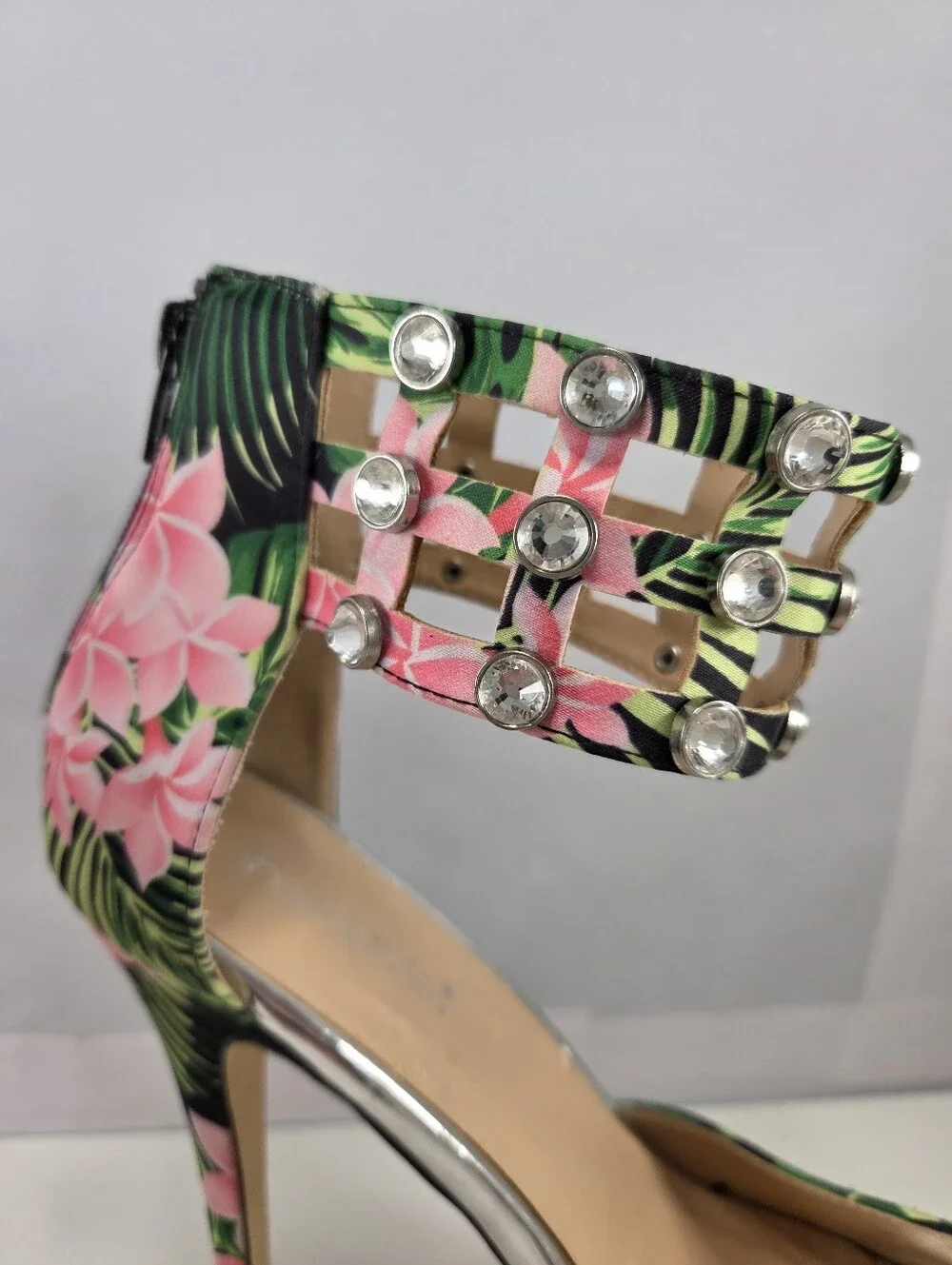 ShoeDazzle Sabella Tropical Floral Rhinestone Platform Heels Size 9.5